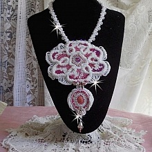 Plastron Chloé brodé avec une dentelle de perles tout en finesse, des cristaux de Swarovski, des perles nacrées et des rocailles Miyuki